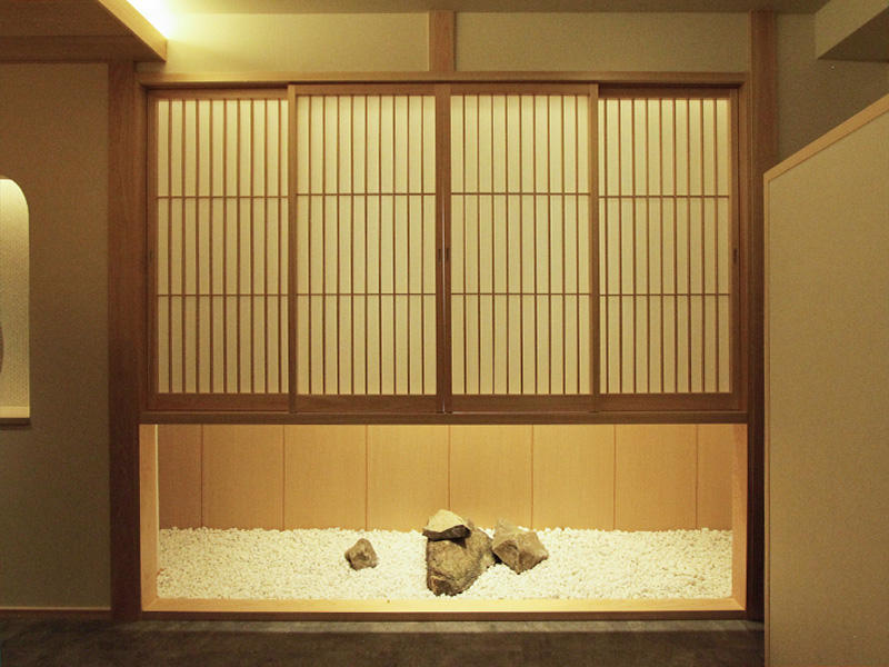 大阪府大阪市 日本料理 巽涼太朗様　飲食店　玉砂利の光庭という和の演出で、法規上必要だった窓をデザインにし、音・視覚ともに外の喧騒を感じさせないように工夫しました｜滋賀や大阪で店舗リフォームなら匠工房