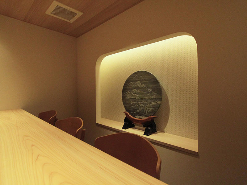 大阪府大阪市 日本料理 巽涼太朗様　飲食店　間接照明と前明かりを入れることで、本来の床の間よりも演出の要素を強めてお店らしくしています｜滋賀や大阪で店舗リフォームなら匠工房