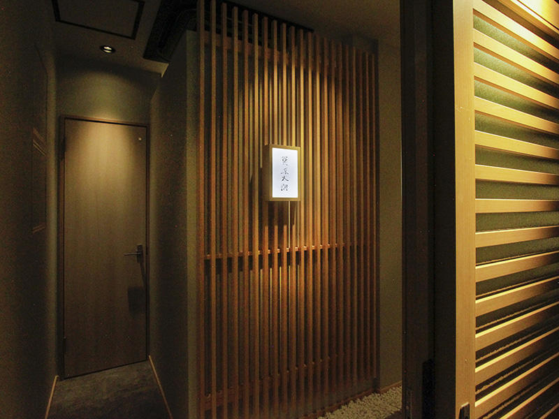 大阪府大阪市 日本料理 巽涼太朗様　飲食店　外にはあえてサインを付けず、入口を開けてから看板があらわれるスタイルに｜滋賀や大阪で店舗リフォームなら匠工房