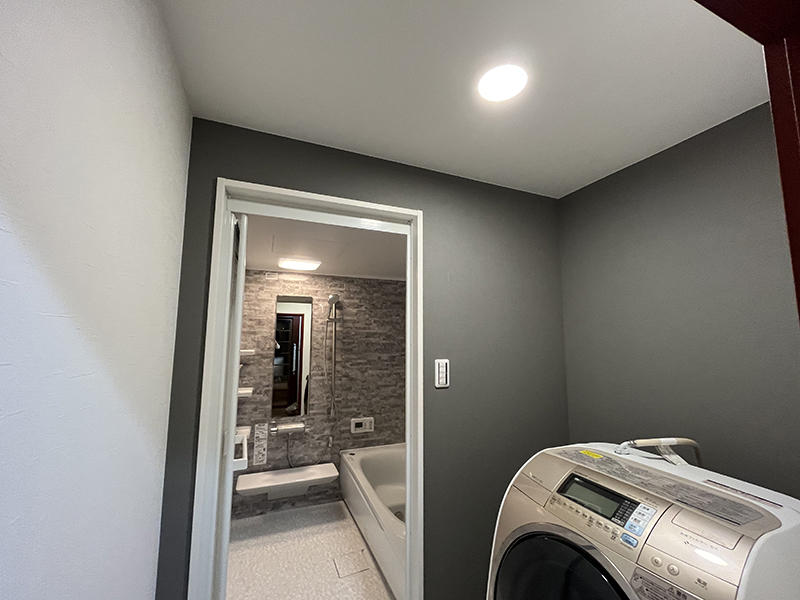 お風呂リフォーム完成　脱衣室にはアクセントクロスを｜滋賀でリフォームするなら匠工房