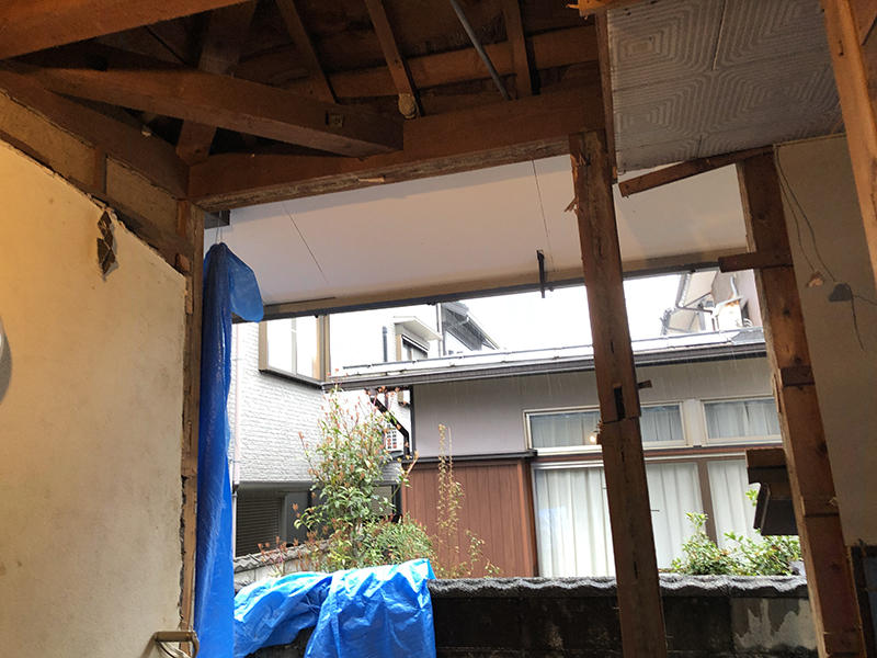 お風呂リフォーム施工中　窓を入れ替えのため解体｜滋賀でリフォームするなら匠工房