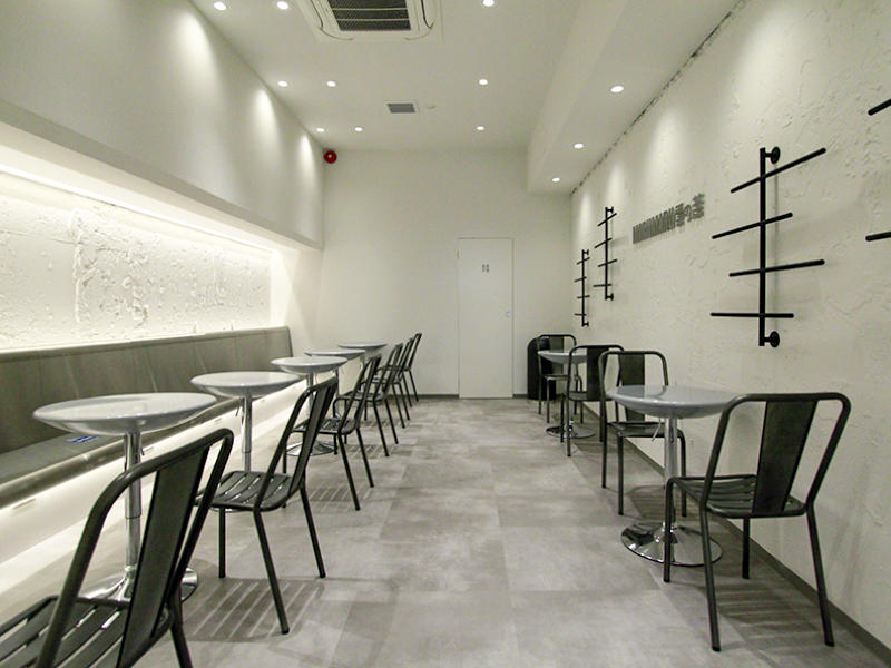 MARUMARU 雲の茶 四条烏丸店様飲食店　シンプルな店内は色鮮やかなドリンクとの相性も抜群滋賀や京都で店舗リフォームなら匠工房