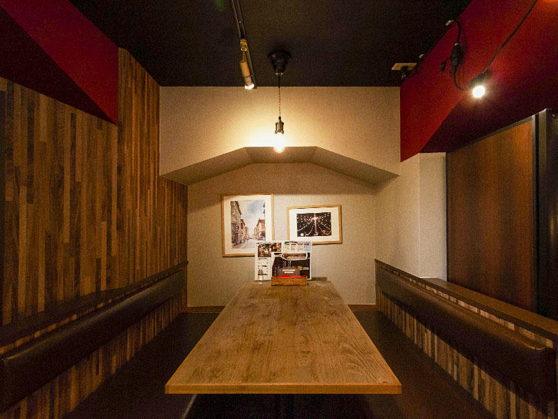 大阪府大阪市 梅田ワイン酒場 バルミチェ様 飲食店 壁面に写真を飾り、プライベート空間を演出したテーブル席|滋賀や大阪で店舗リフォームなら匠工房