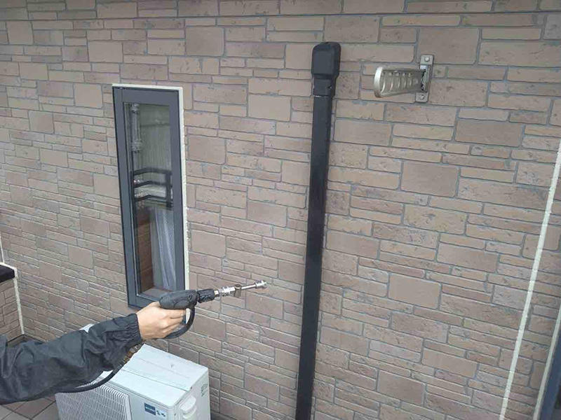 外壁塗装リフォーム施工中　外壁：高圧洗浄｜滋賀でリフォームするなら匠工房