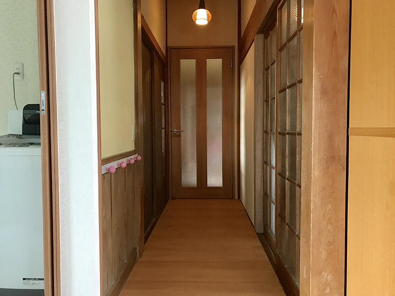 広い玄関とキッチンをドアで区切り、冬場の寒さを少しでも軽減します.JPG