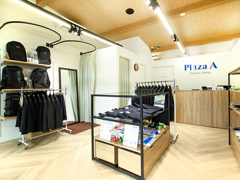 School Shop Plaza A様 制服 木目の動きと白の壁面でお家にいるような日常感と家具にアイアンを取り入れることで高級感の2面性を表現しています|滋賀や大阪で店舗リフォームなら匠工房