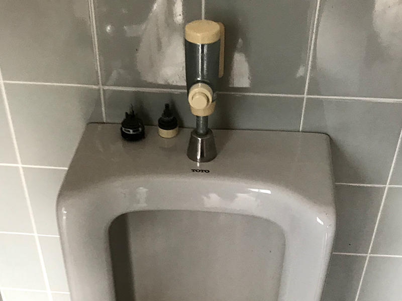 施工前　小便器フラッシュバルブ