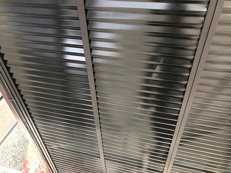 雨戸もしっかりと塗装します