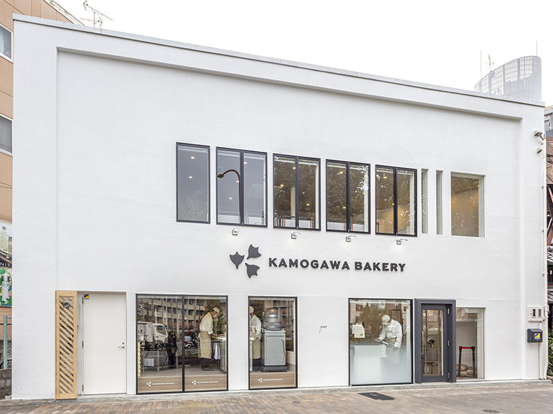 KAMOGAWA BAKERY 京都本店様　大きな窓で外からも厨房が見えるオープンなつくりに｜滋賀や京都で店舗リフォームなら匠工房