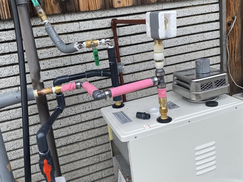 石油給湯器リフォーム施工中　配管を新しくします｜滋賀でリフォームするなら匠工房