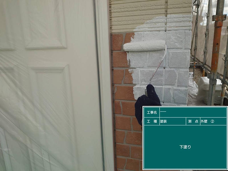 外壁リフォーム施工中　1階外壁：下塗り　ガイソー　GWフィーラー微弾性｜滋賀でリフォームするなら匠工房
