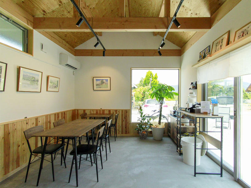 高島市 ポタ輪café様　珈琲を楽しむカフェなので、明るく白色を貴重にナチュラル素材を組み合わせました。『古民家風』を実現するため、小屋組や構造材をみせることで雰囲気づくりをしました｜滋賀や大阪で店舗リフォームなら匠工房