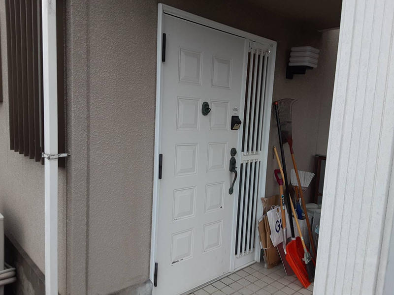 玄関ドアリフォーム施工前　玄関ドア｜滋賀でリフォームするなら匠工房