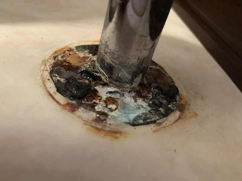 トイレリフォーム施工中　給水管の付け根がかなり劣化していました｜滋賀でリフォームするなら匠工房