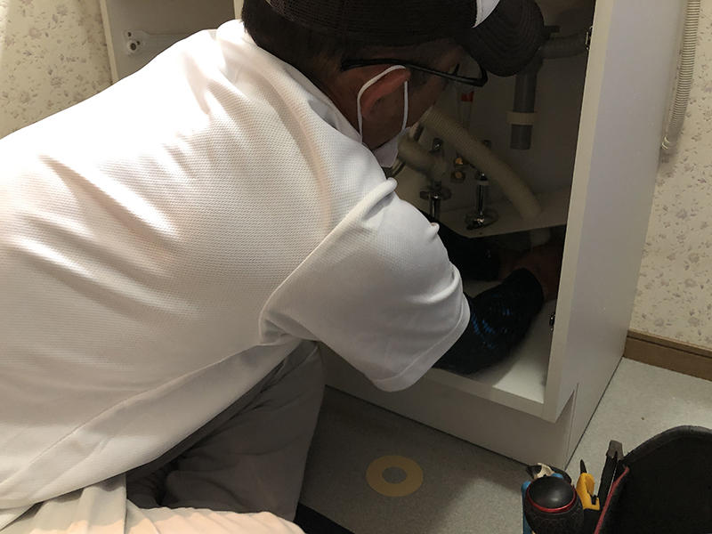 洗面リフォーム施工中　配管接続していきます｜滋賀でリフォームするなら匠工房