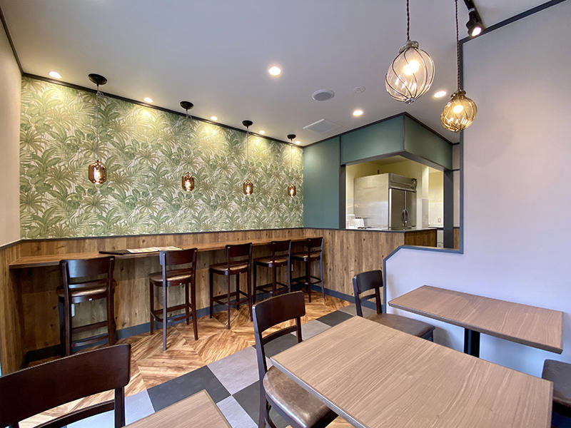 EARTH CAFE 一乗寺店様飲食店　ボタニカルな壁紙と木調の腰壁で、CAFEの雰囲気｜滋賀や京都で店舗リフォームなら匠工房