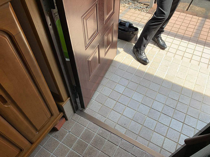 玄関ドアを内側から