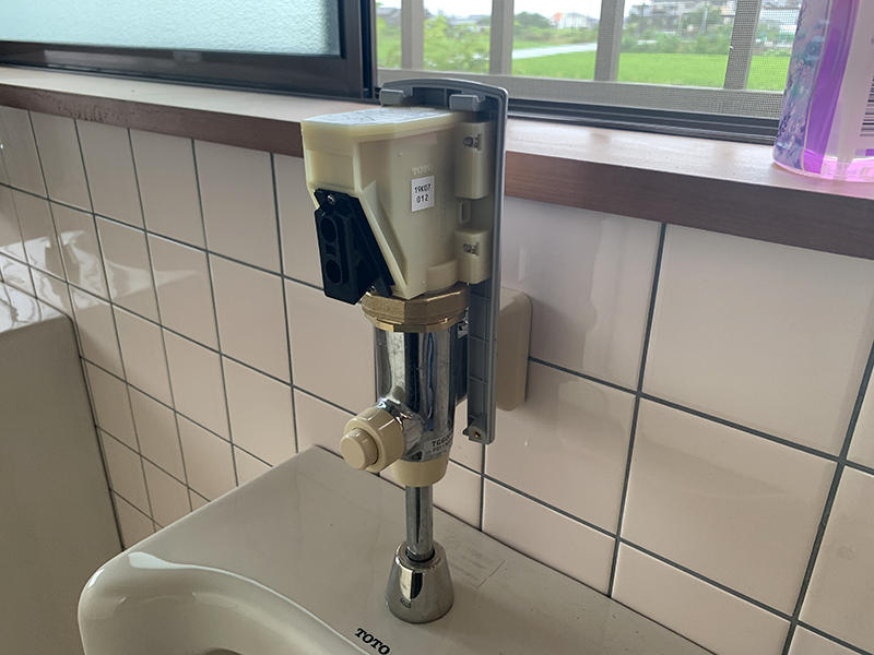 トイレリフォーム施工中　洗浄ボタンを交換｜滋賀でリフォームするなら匠工房