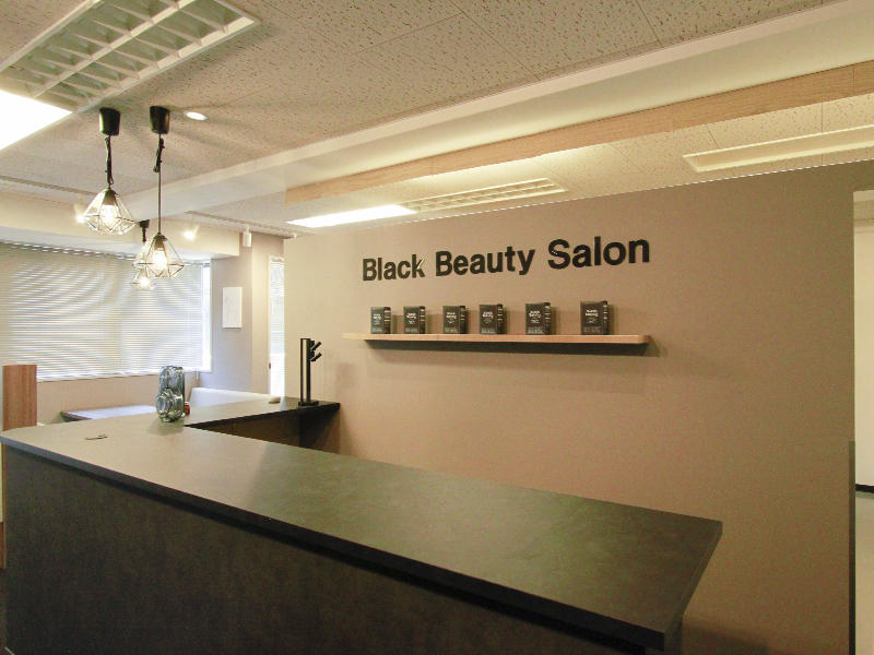 Black Beauty Salon様　カウンターは、素材感のある仕上げに｜滋賀や兵庫で店舗リフォームなら匠工房