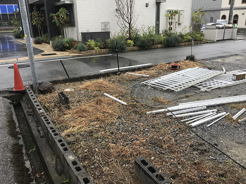 フェンスリフォーム施工中　全て交換するので解体｜滋賀でリフォームするなら匠工房