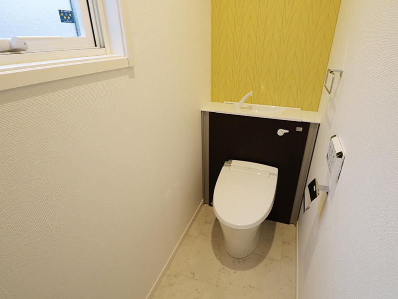 ゼロキューブ　トイレ　アクセントクロスがおしゃれ｜滋賀で新築建てるなら匠工房