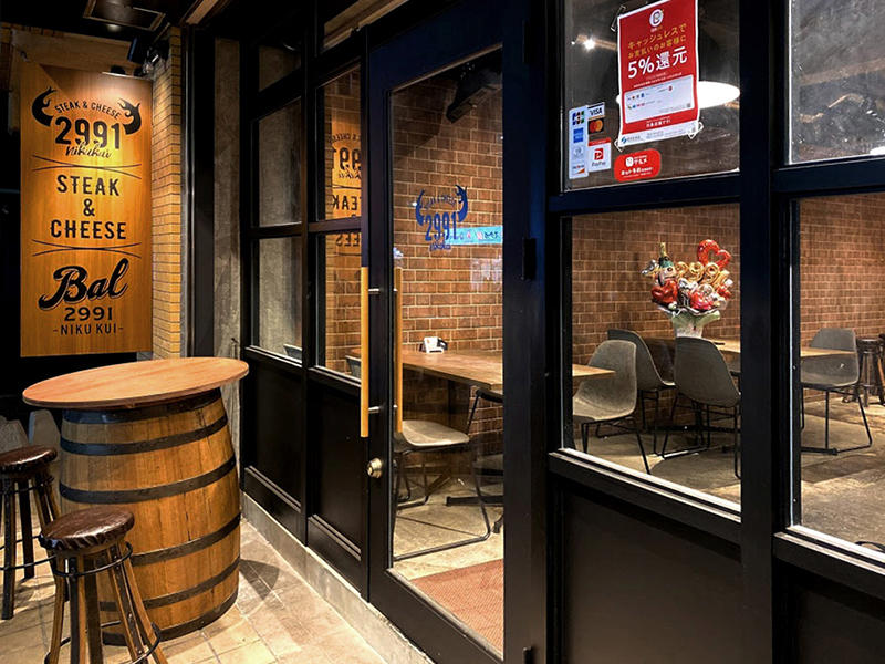 ステーキ&チーズバル 肉喰い2991様飲食店 閉めているときも外に出して存在感をアピールできるのも売り|滋賀や京都で店舗リフォームなら匠工房