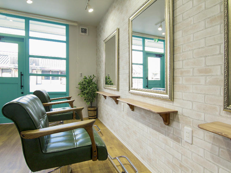 cut&color Shine様　通路には3種類のレトロな雰囲気のペンダント照明をランダムに設置｜滋賀や京都で店舗リフォームなら匠工房