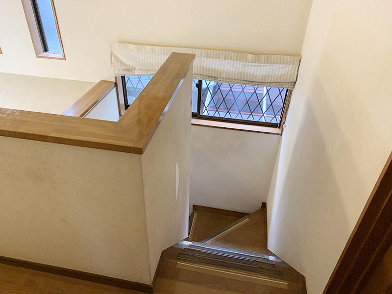 クロスリフォーム施工前　階段・廊下｜滋賀でリフォームするなら匠工房