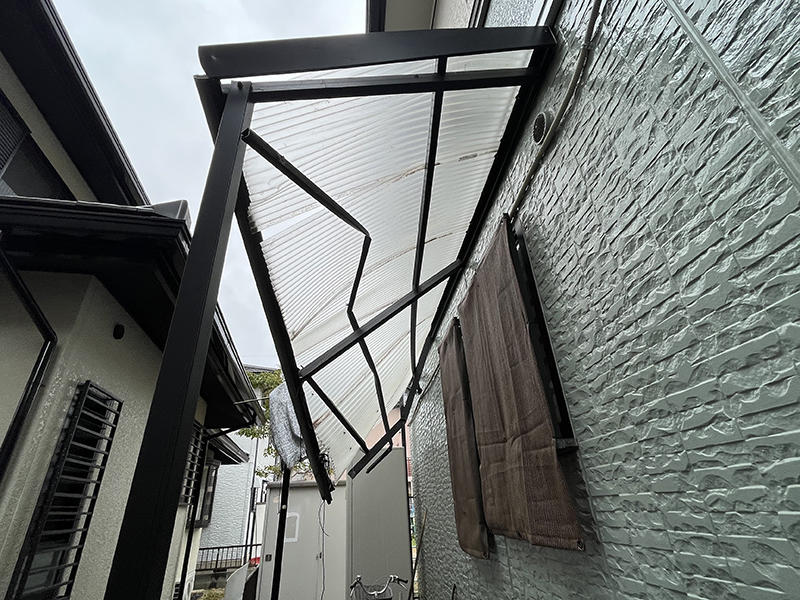 テラスリフォーム施工前　フレームが曲がってしまったテラス｜滋賀でリフォームするなら匠工房