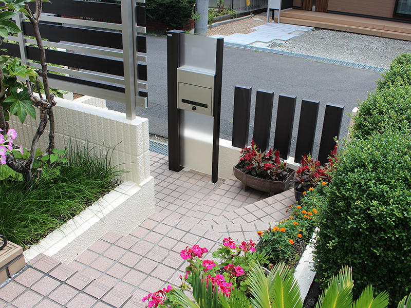 花壇もあり、明るい空間へ