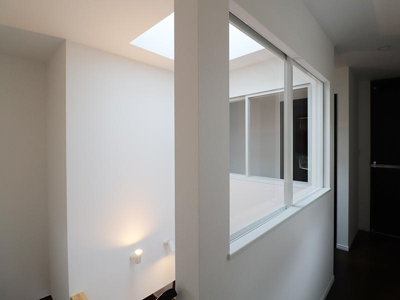 空調の関係で吹き抜けに窓を設置