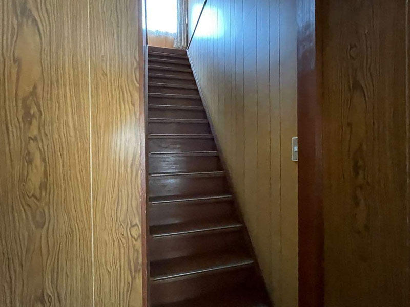 フローリングリフォーム施工前　階段｜滋賀でリフォームするなら匠工房