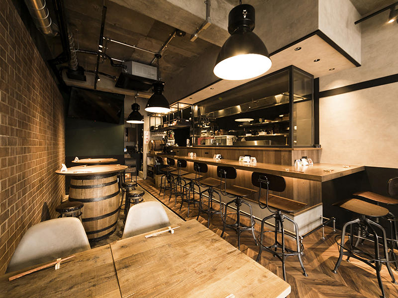 ステーキ&チーズバル 肉喰い2991様飲食店 レトロなペンダントライトがうまく空間バランスを取っています|滋賀や京都で店舗リフォームなら匠工房