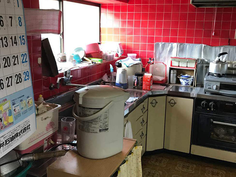 施工前 L型キッチン全て開き扉