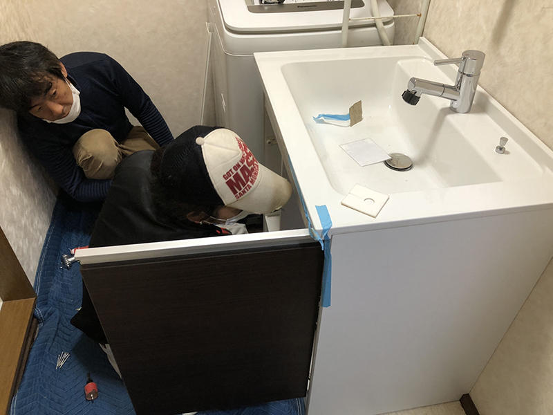 洗面台リフォーム施工中　配管を接続します｜滋賀でリフォームするなら匠工房