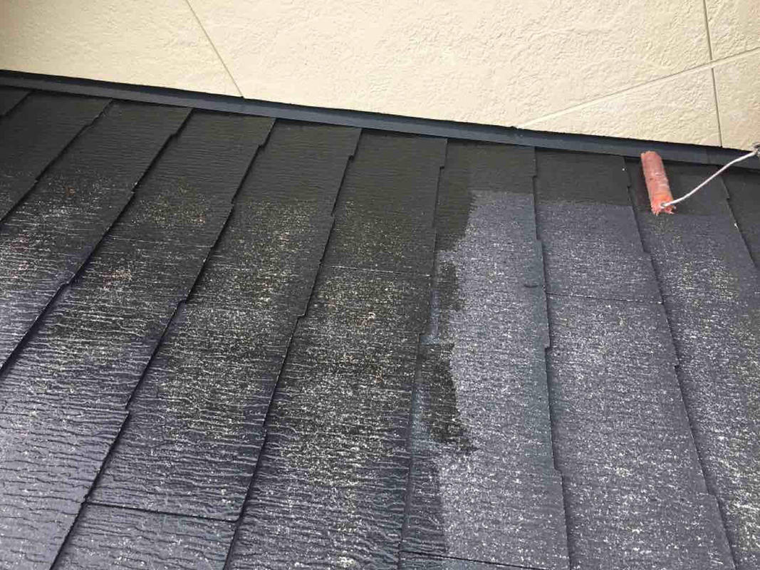 屋根塗装リフォーム施工中　屋根：下塗り　ミズタニペイント　スラリー強化プライマー｜滋賀でリフォームするなら匠工房