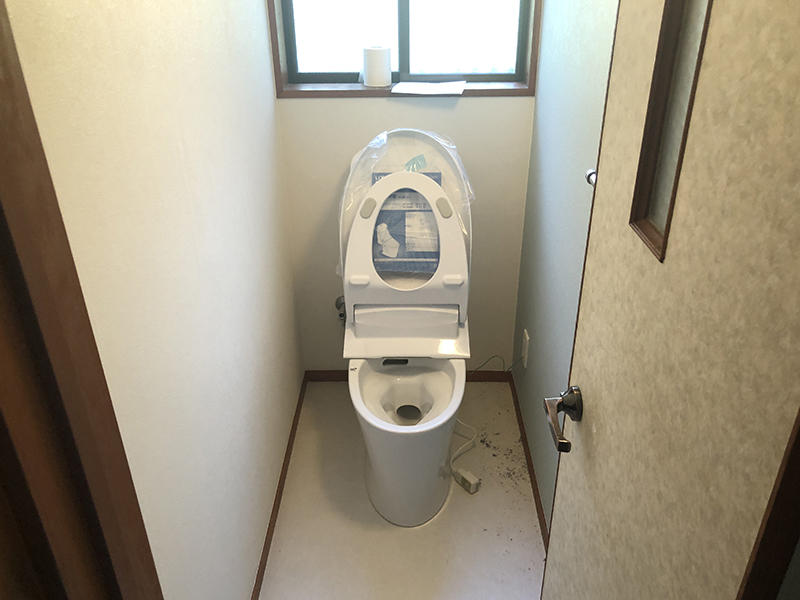 トイレリフォーム施工中　トイレ設置｜滋賀でリフォームするなら匠工房