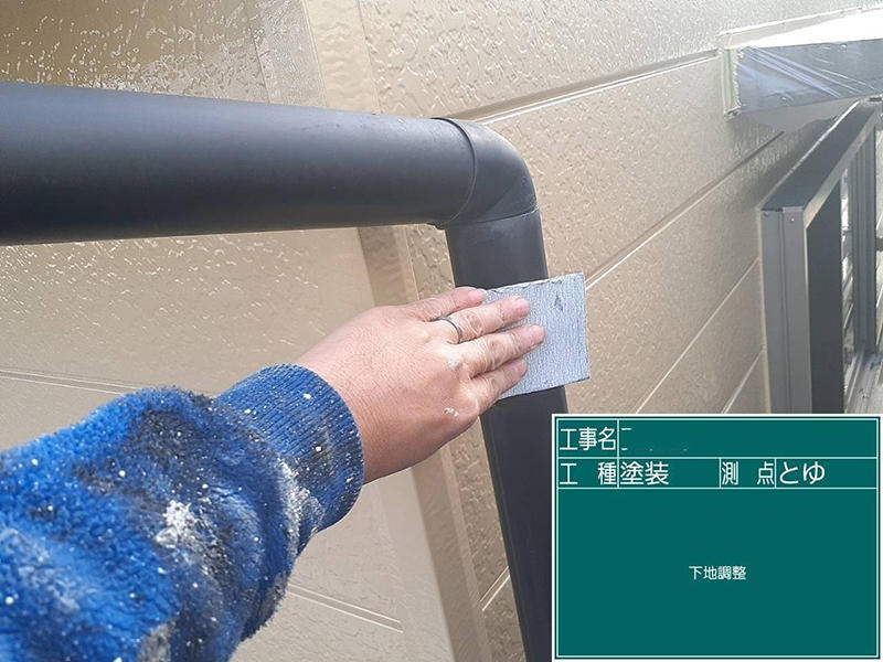 外壁塗装リフォーム施工中　雨樋：ケレン｜滋賀でリフォームするなら匠工房