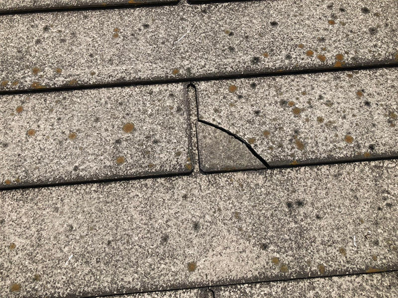 屋根リフォーム施工前　割れ｜滋賀でリフォームするなら匠工房