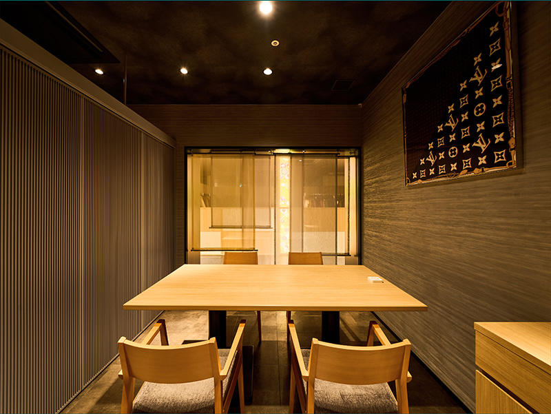 京旬菜 有笑様 オーナー様が各部屋ごとに違うブランドの絵を飾られています|滋賀や京都で店舗リフォームなら匠工房