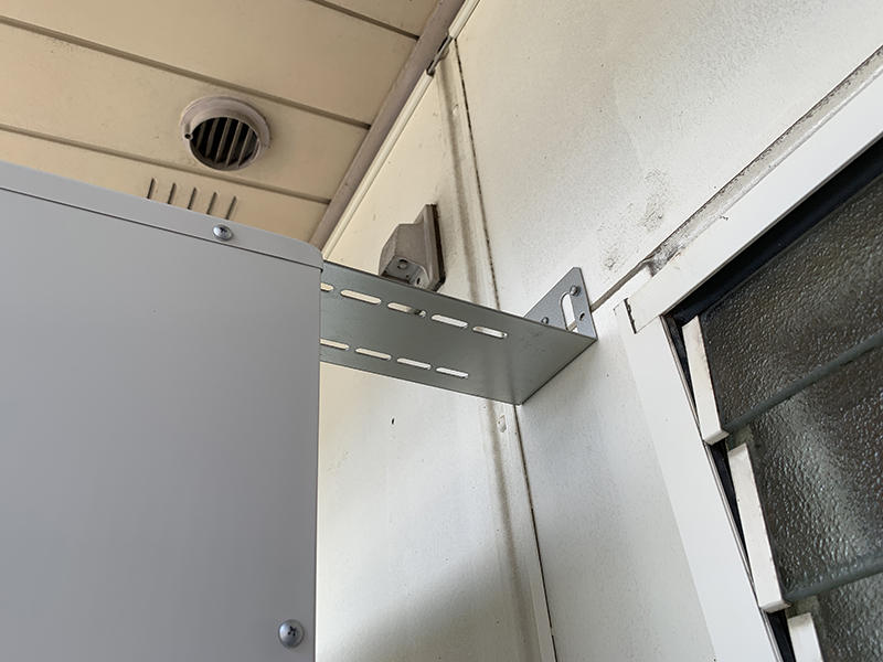 エコキュートリフォーム完成　転倒防止のための止め具｜滋賀でリフォームするなら匠工房