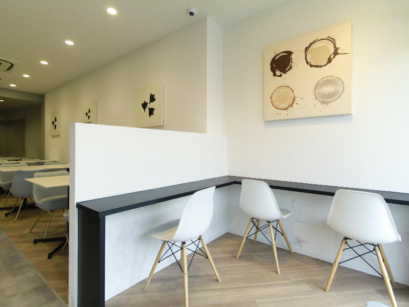 KAMOGAWA BAKERY 膳所駅前店様ベーカリー 入口近くの客席では、外を眺めながら美味しいベーグルやコーヒーが楽しめます|滋賀や京都で店舗リフォームなら匠工房