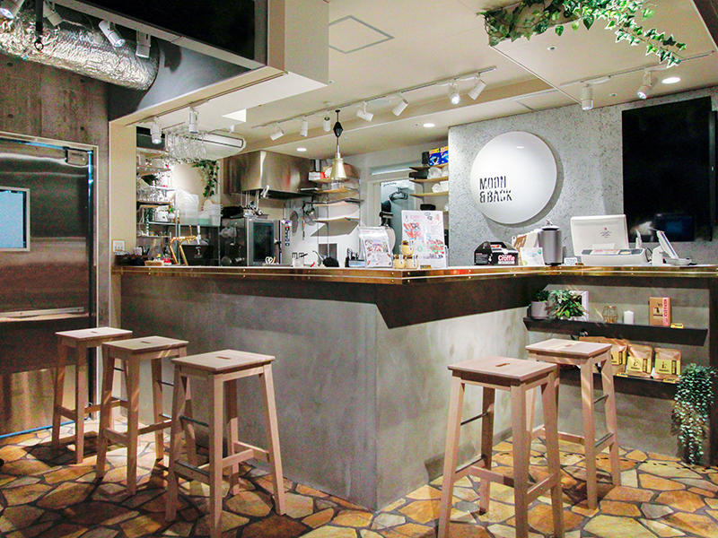 MOON&BACK 阪急オアシス神戸三宮店様飲食店 調理している姿が一番引き立つよう落ち着いた色味を合わせ、ライブ感とカジュアルさを演出|滋賀や京都で店舗リフォームなら匠工房