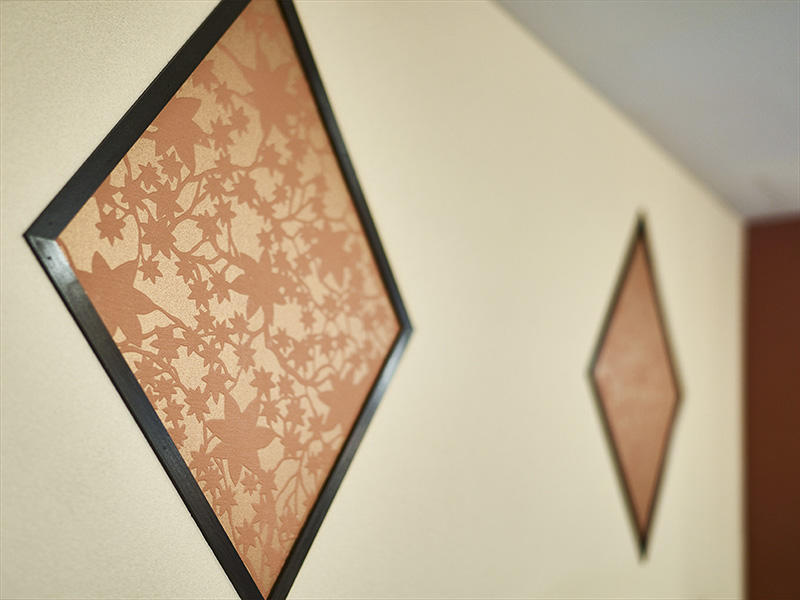 きのしたブックセンター様 ベースの壁は珪藻土の壁紙、柱部分は茜色の壁紙に張り替えて暖かい雰囲気に|滋賀や大阪で店舗リフォームなら匠工房