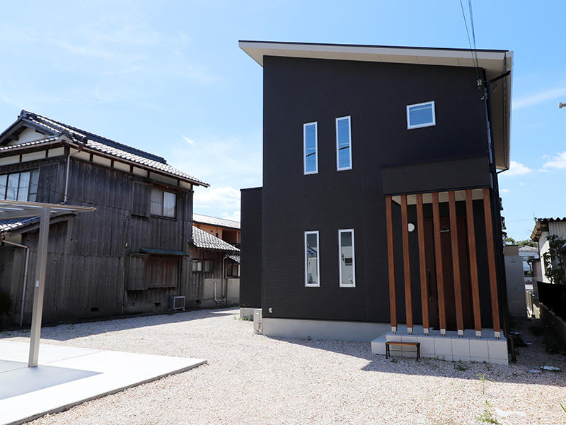 外観　暗めの色味が青空に映えます