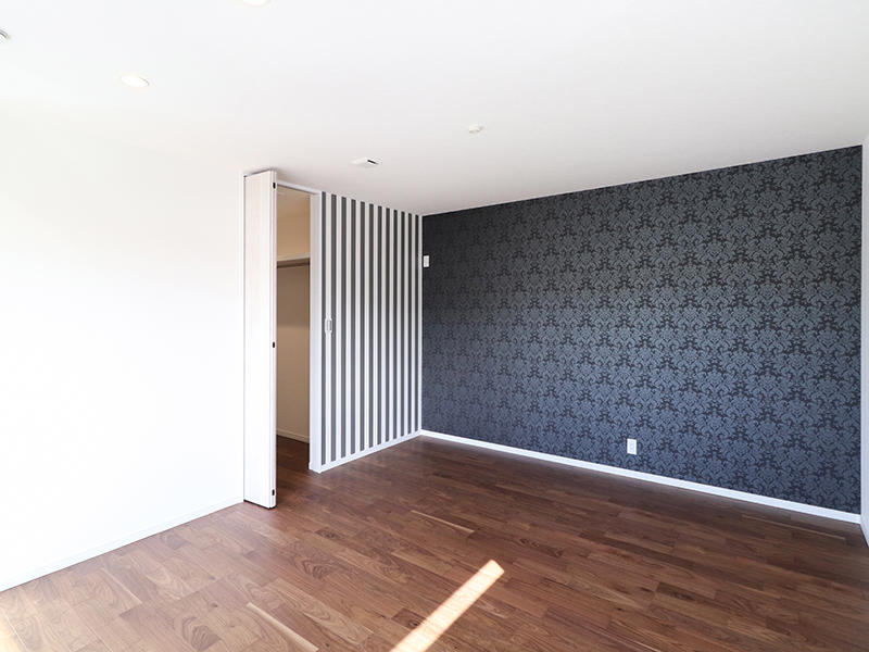 注文住宅新築完成　アクセントクロス：TH30795｜滋賀で家を建てるなら匠工房