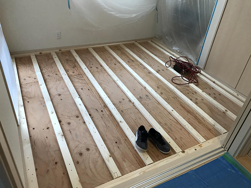 和室から洋室リフォーム施工中　畳を撤去し、床下地造作｜滋賀でリフォームするなら匠工房