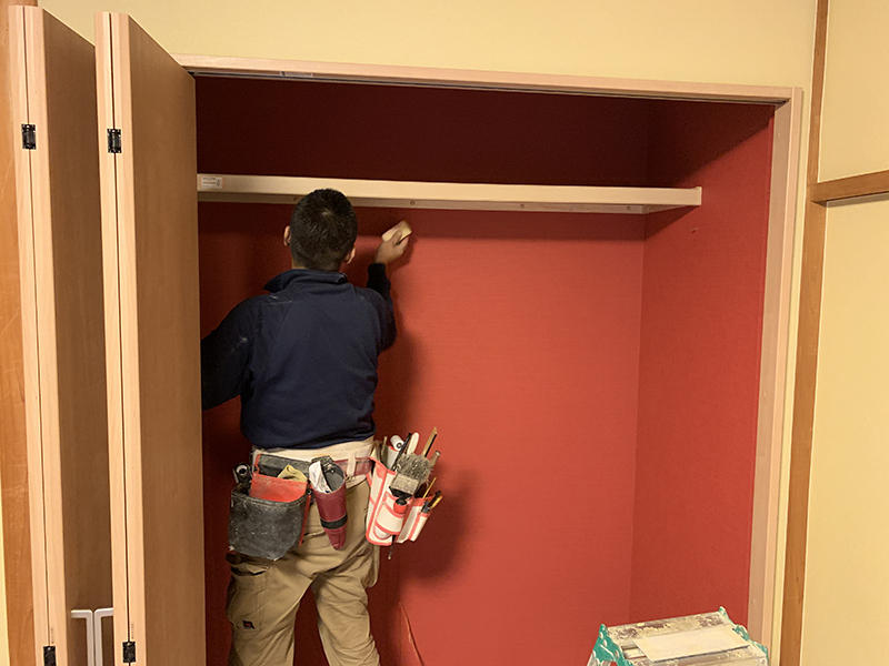 和室リフォーム施工中　クロス貼り｜滋賀でリフォームするなら匠工房