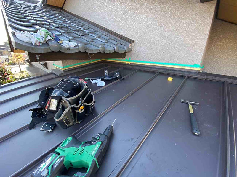 屋根・外壁リフォーム施工中　屋根　カラーGL　立平葺き｜滋賀でリフォームするなら匠工房