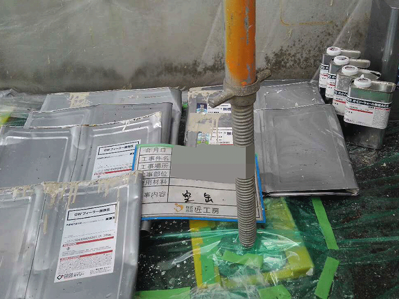 外装リフォーム施工中　使用済み塗料缶｜滋賀でリフォームするなら匠工房